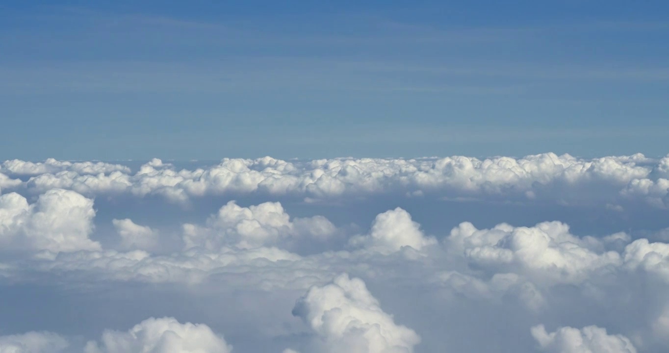 高空飞机视角下云层景象视频下载