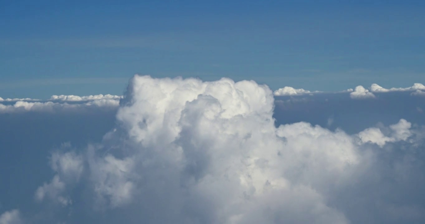 高空飞机视角下云层景象视频下载