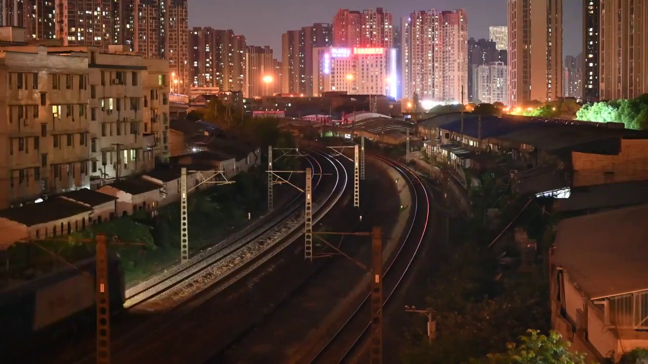 夜晚火车在京九线上穿过城市视频下载