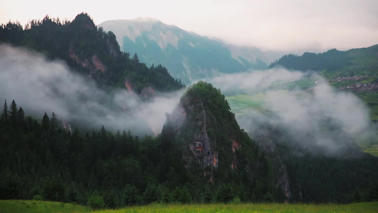 扎尕那草原山峰云雾日出视频素材