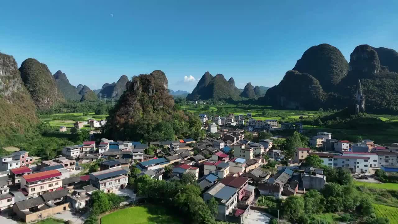 秋天晴朗天空下山谷中的村庄和稻田视频素材