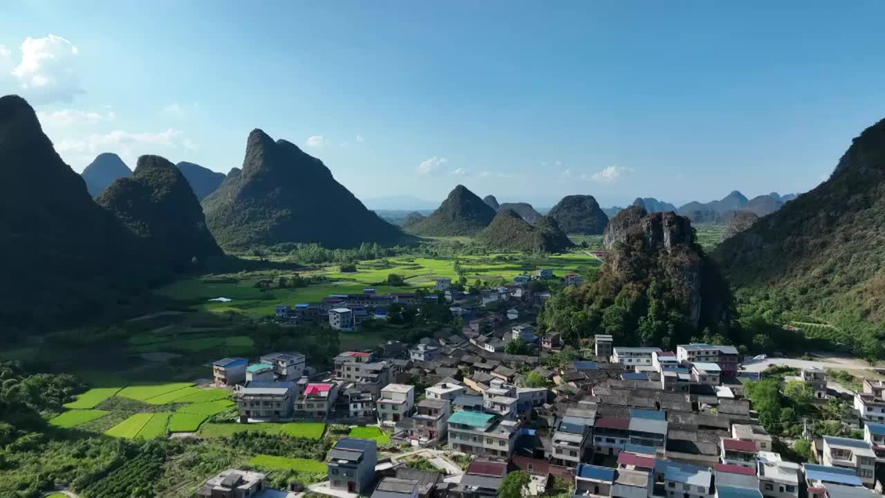 秋天晴朗天空下山谷中的村庄和稻田视频素材