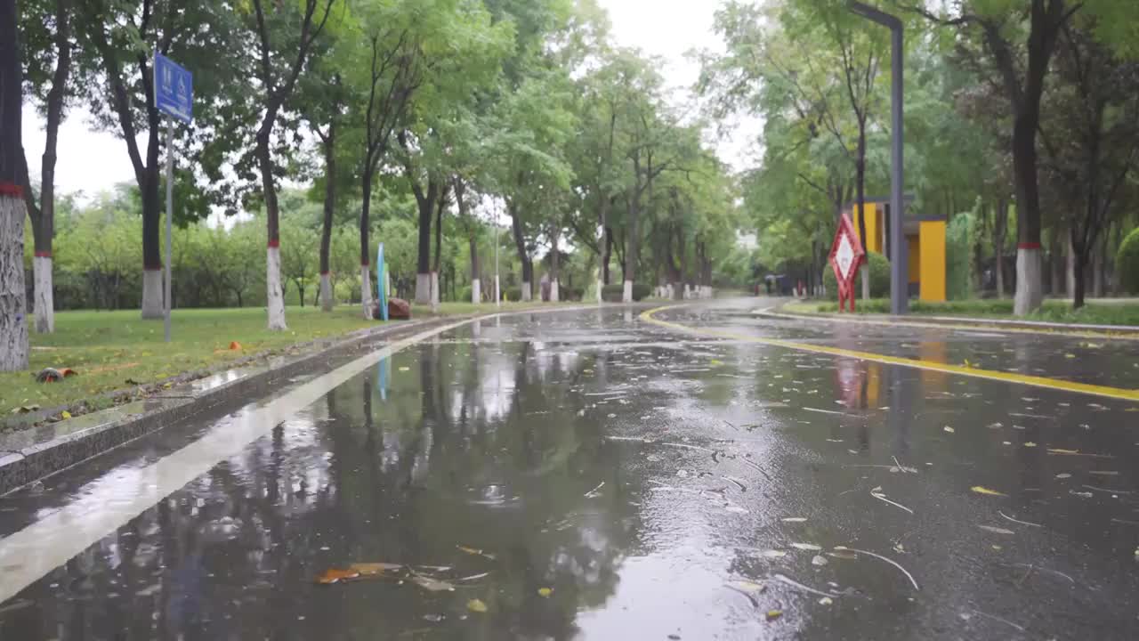 雨天健身跑道视频素材