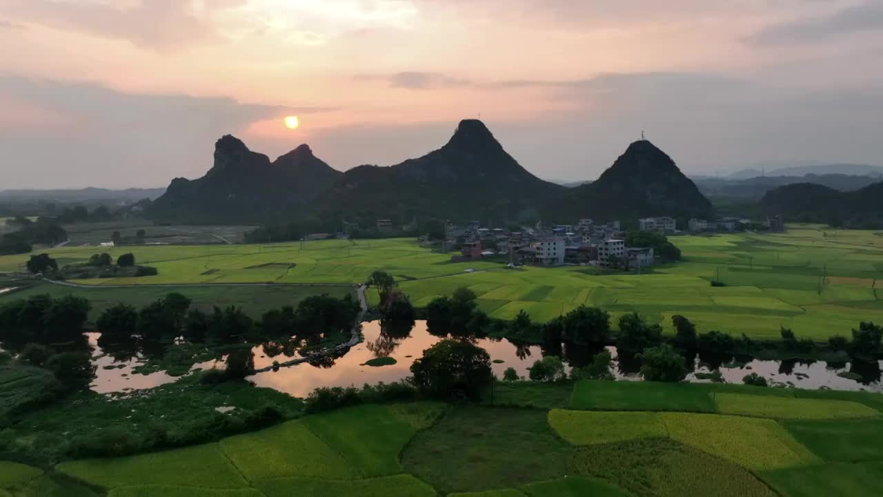 秋天夕阳下桂林山周围的村庄和稻田视频素材