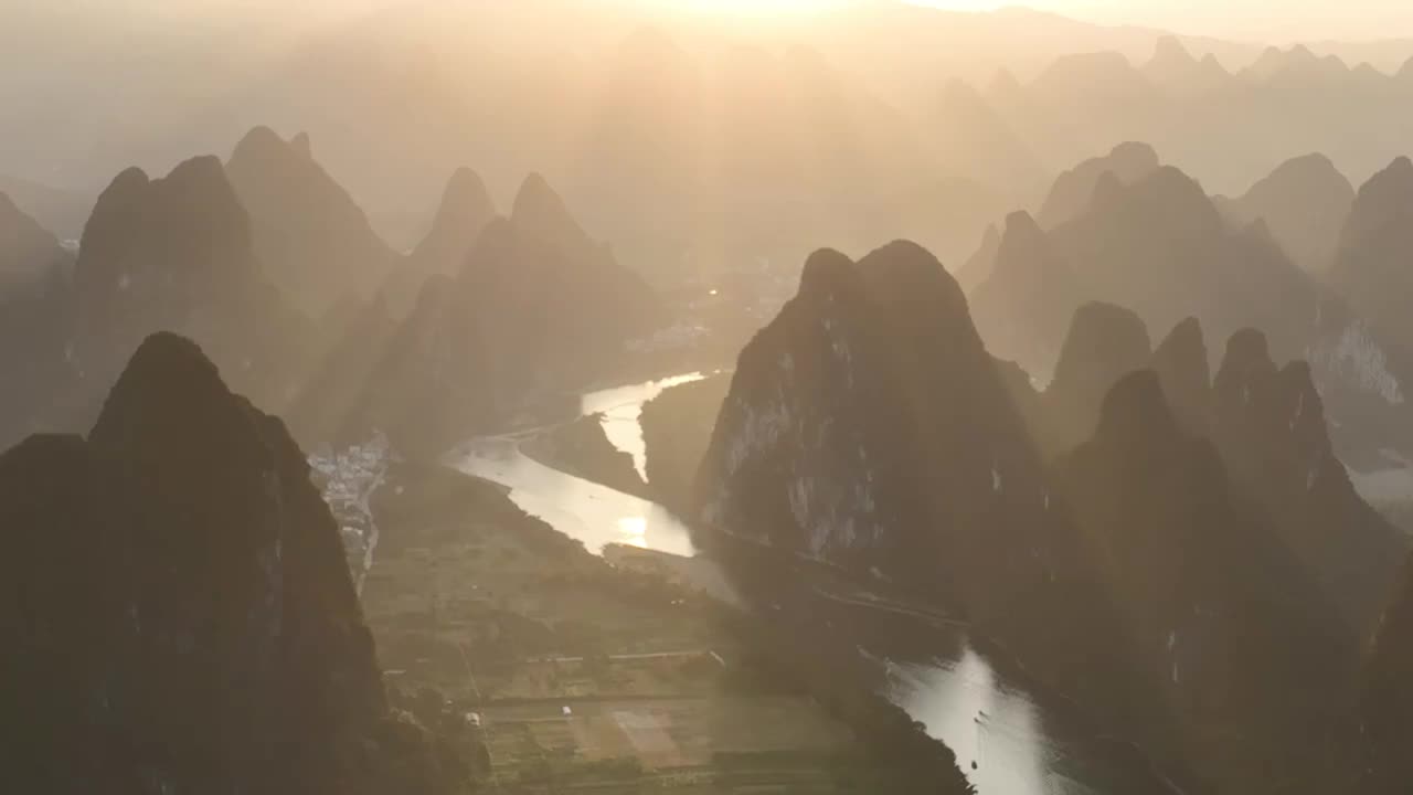 秋天清晨日出时分阳朔群山间的漓江河湾视频素材