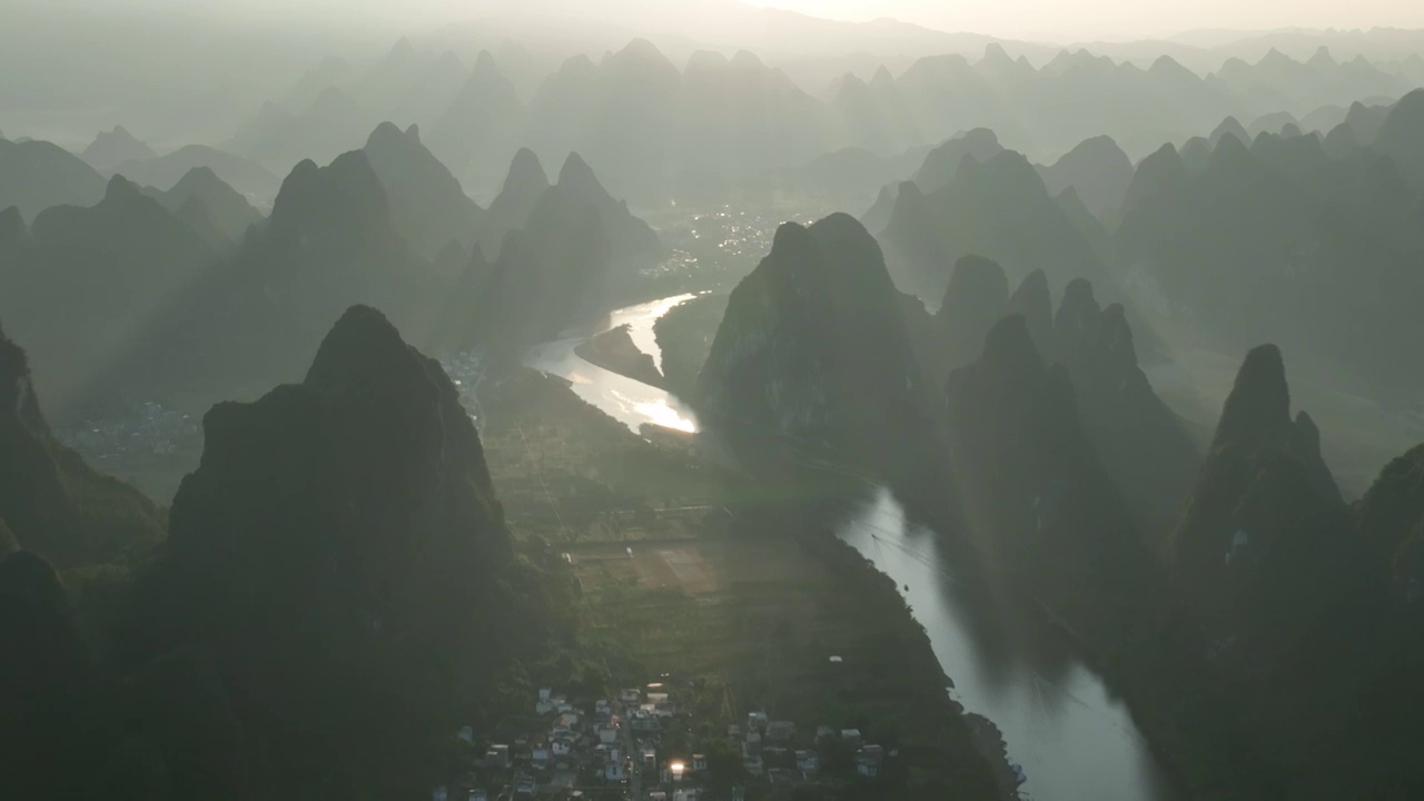 秋天清晨日出时分阳朔群山间的漓江河湾视频素材