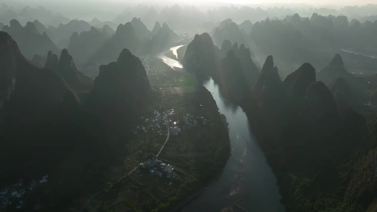 秋天清晨日出时分阳朔群山间的漓江河湾视频素材