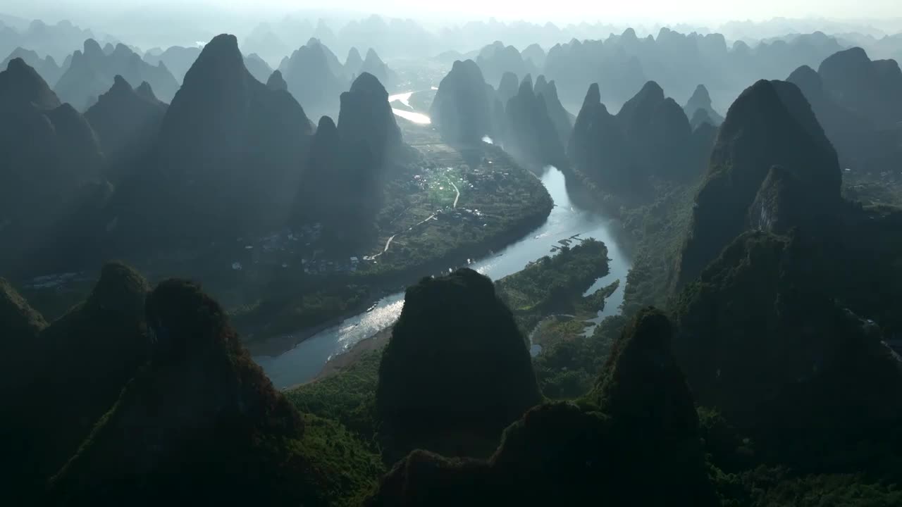 秋天清晨日出时分阳朔群山间的漓江河湾视频素材