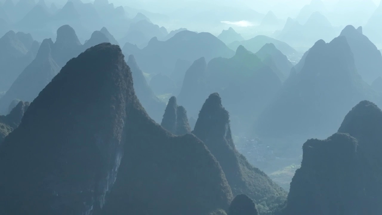 秋天清晨日出时分阳朔群山间的漓江河湾视频素材