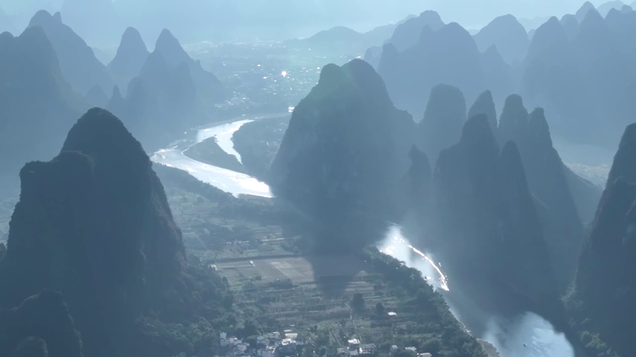 秋天清晨日出时分阳朔群山间的漓江河湾视频素材