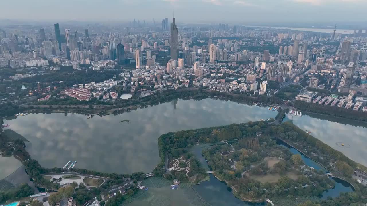 水天一色的玄武湖和南京日出风光视频素材