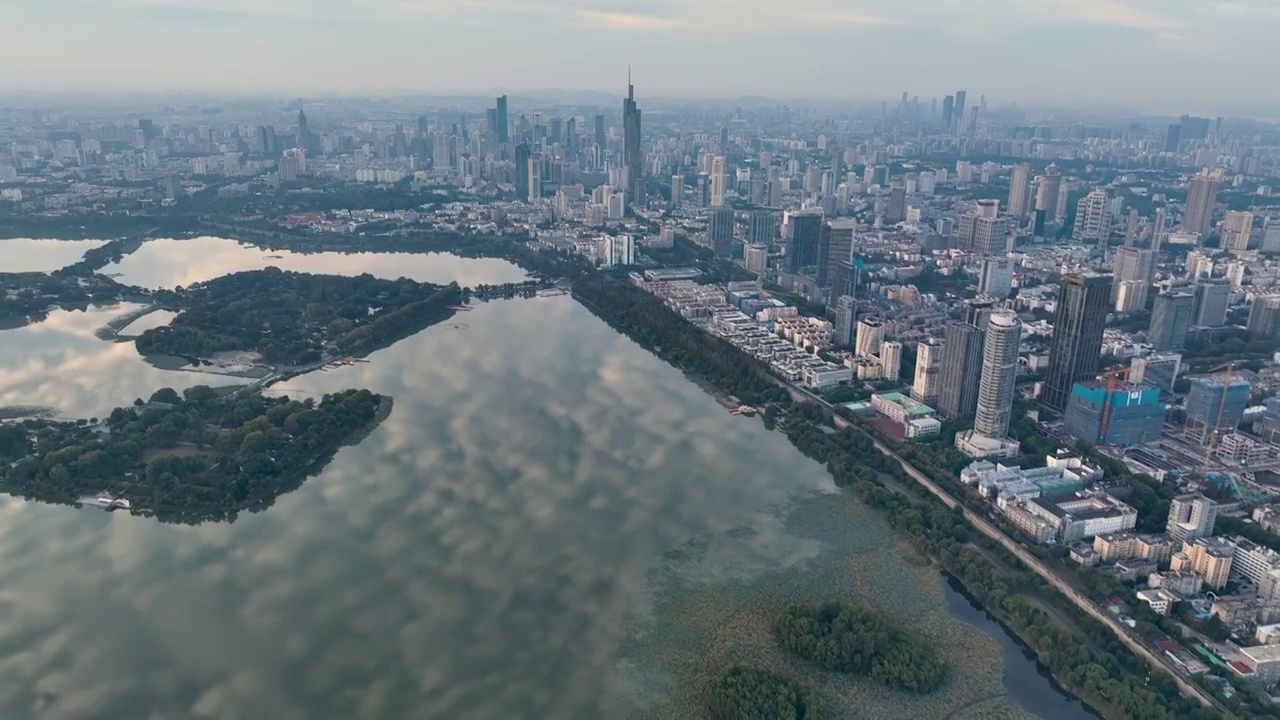 水天一色的玄武湖和南京日出风光视频素材