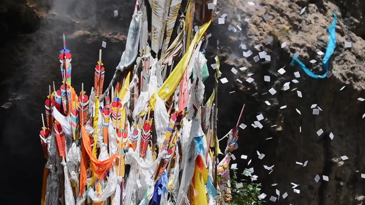 郎木寺随风飘动的经幡龙达视频素材