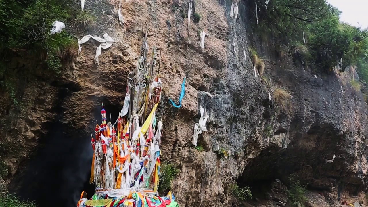 郎木寺随风飘动的经幡龙达视频素材