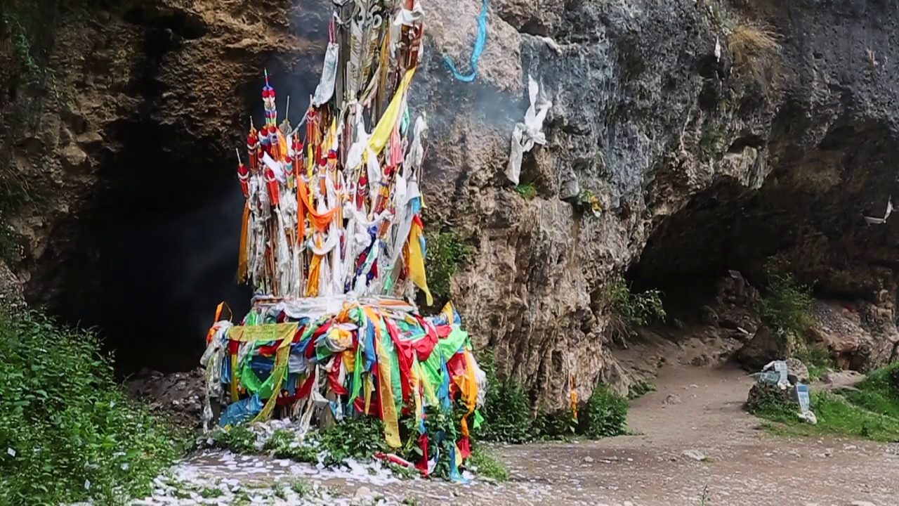 郎木寺随风飘动的经幡龙达视频素材