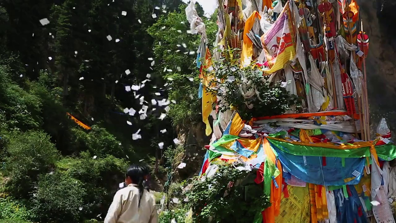 郎木寺随风飘动的经幡龙达视频素材