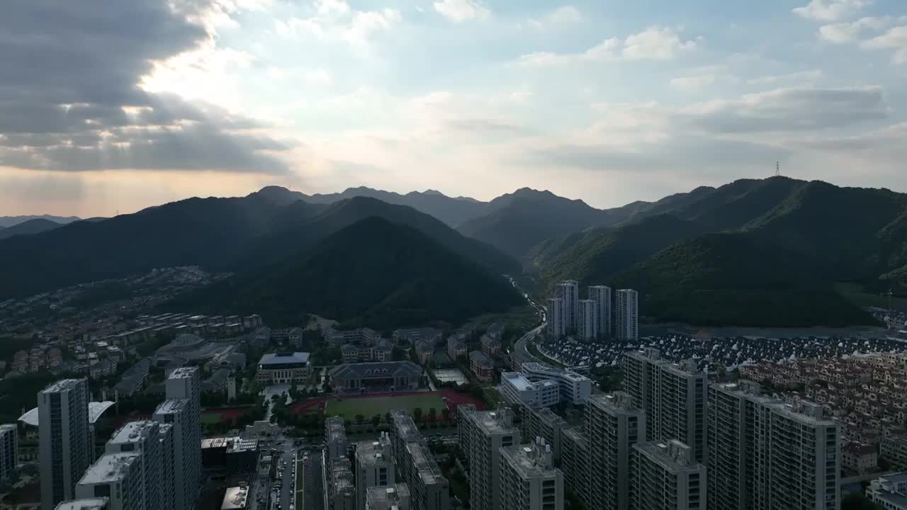 浙江杭州：初秋住宅区的视频视频素材