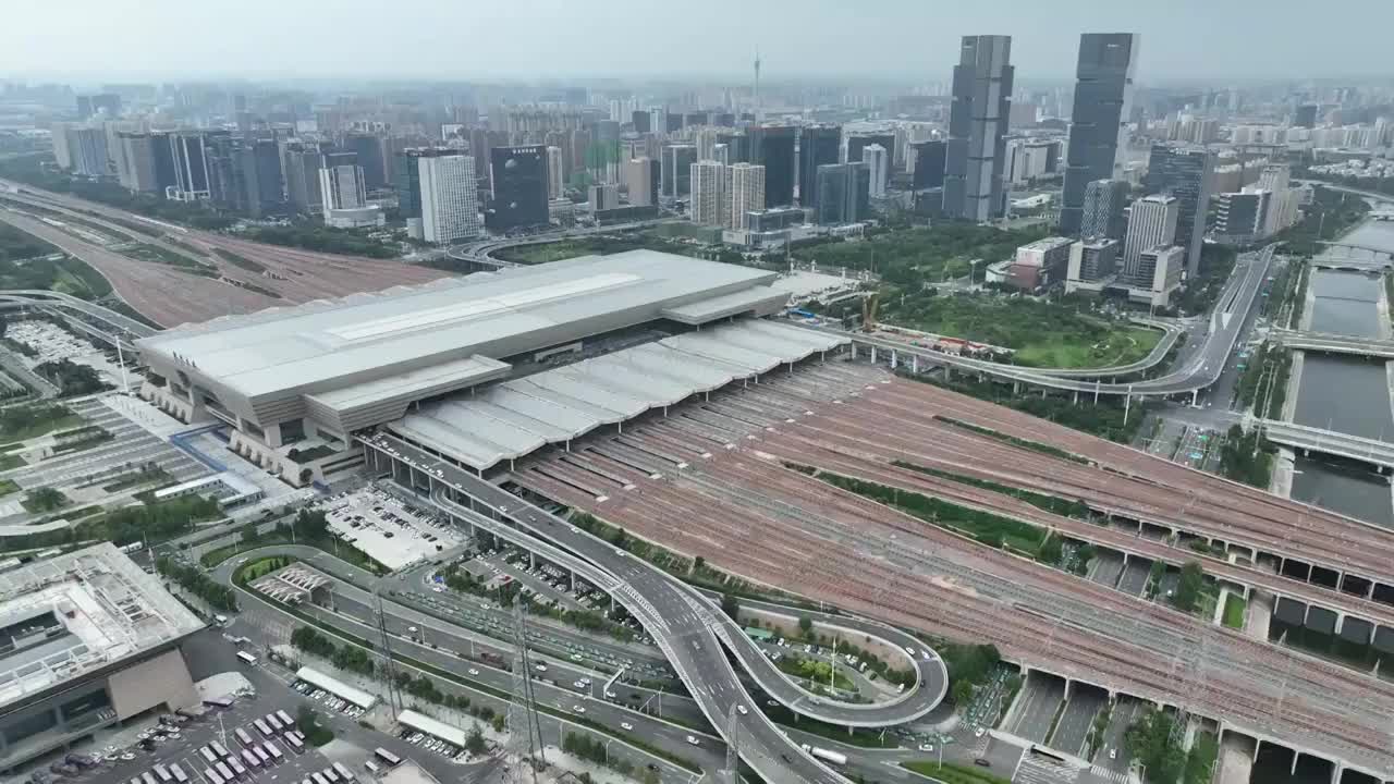 航拍河南郑州东站高铁交通运输建筑城市风光视频素材