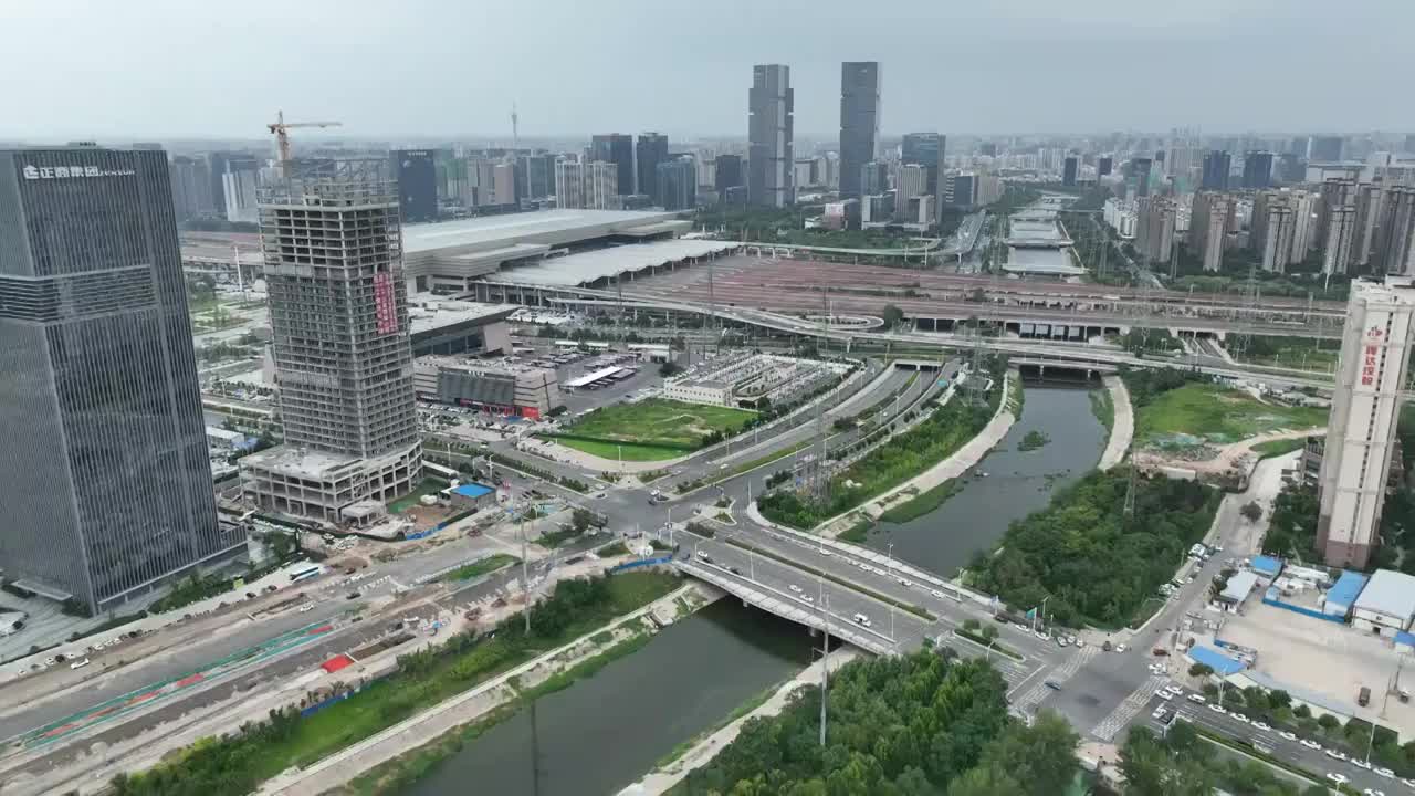 航拍河南郑州东站高铁交通运输建筑城市风光视频素材