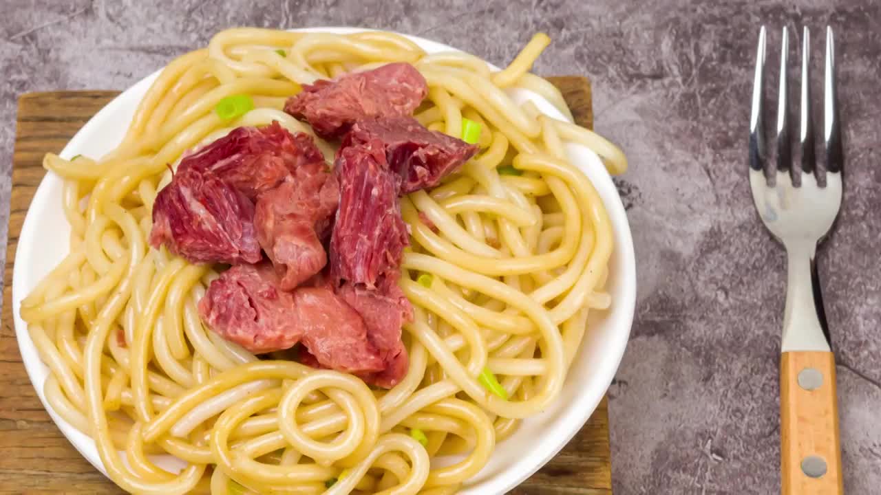 湖南衡阳地方特色早餐牛肉卤粉4k视频视频素材