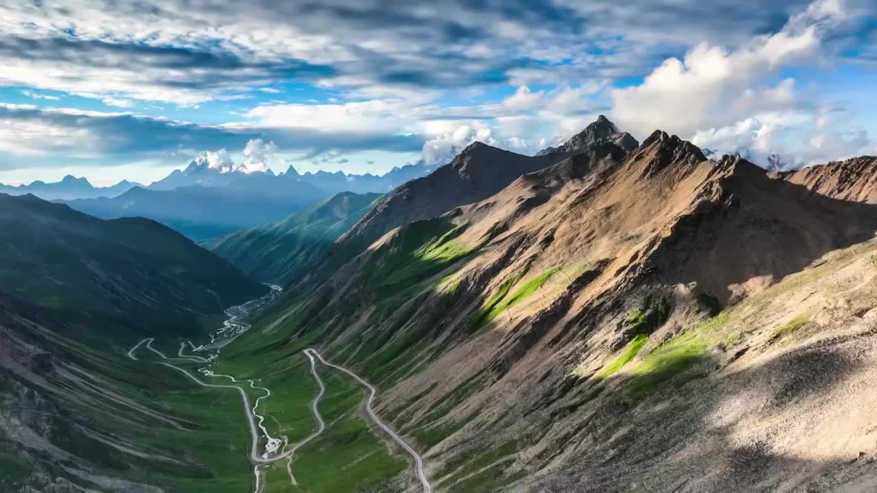 巴朗山垭口的群山被阳光照亮视频素材