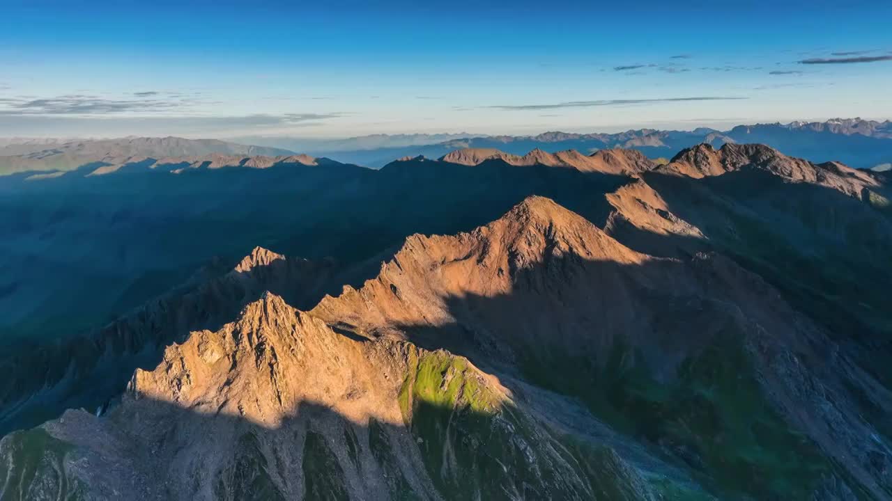 巴朗山垭口的群山被阳光照亮视频素材