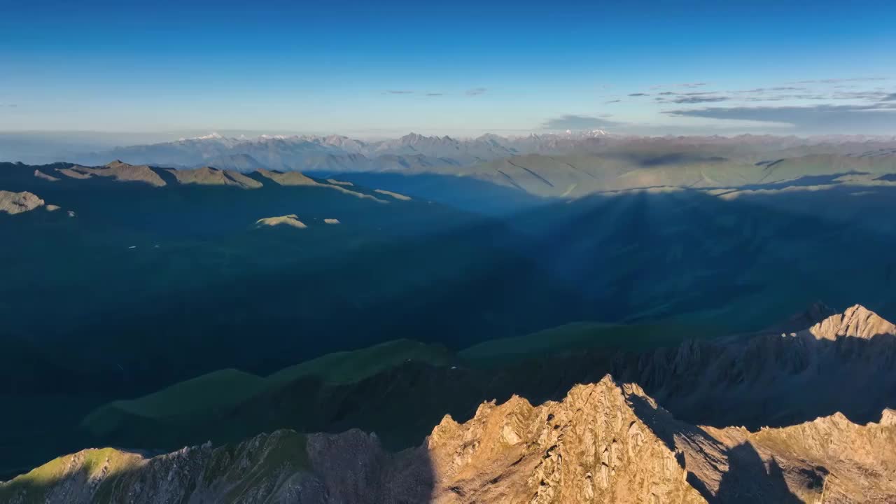 巴朗山垭口的群山被阳光照亮视频素材