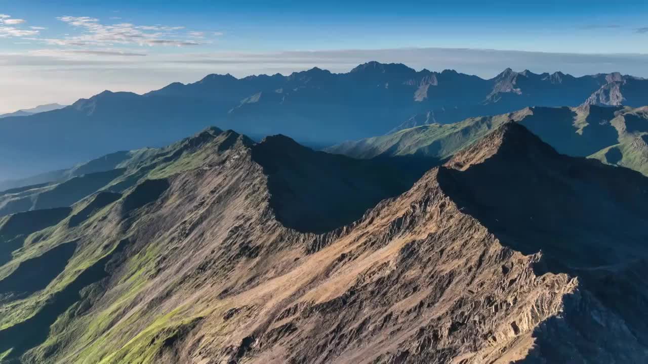 巴朗山垭口的群山被阳光照亮视频素材