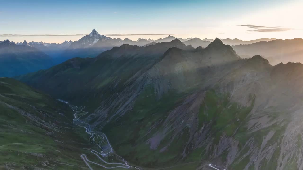 巴朗山的深山峡谷视频素材