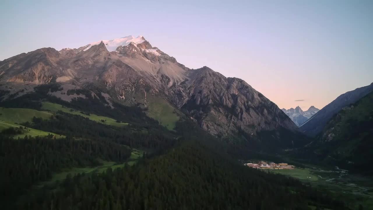 格聂神山与山下的冷古寺视频素材