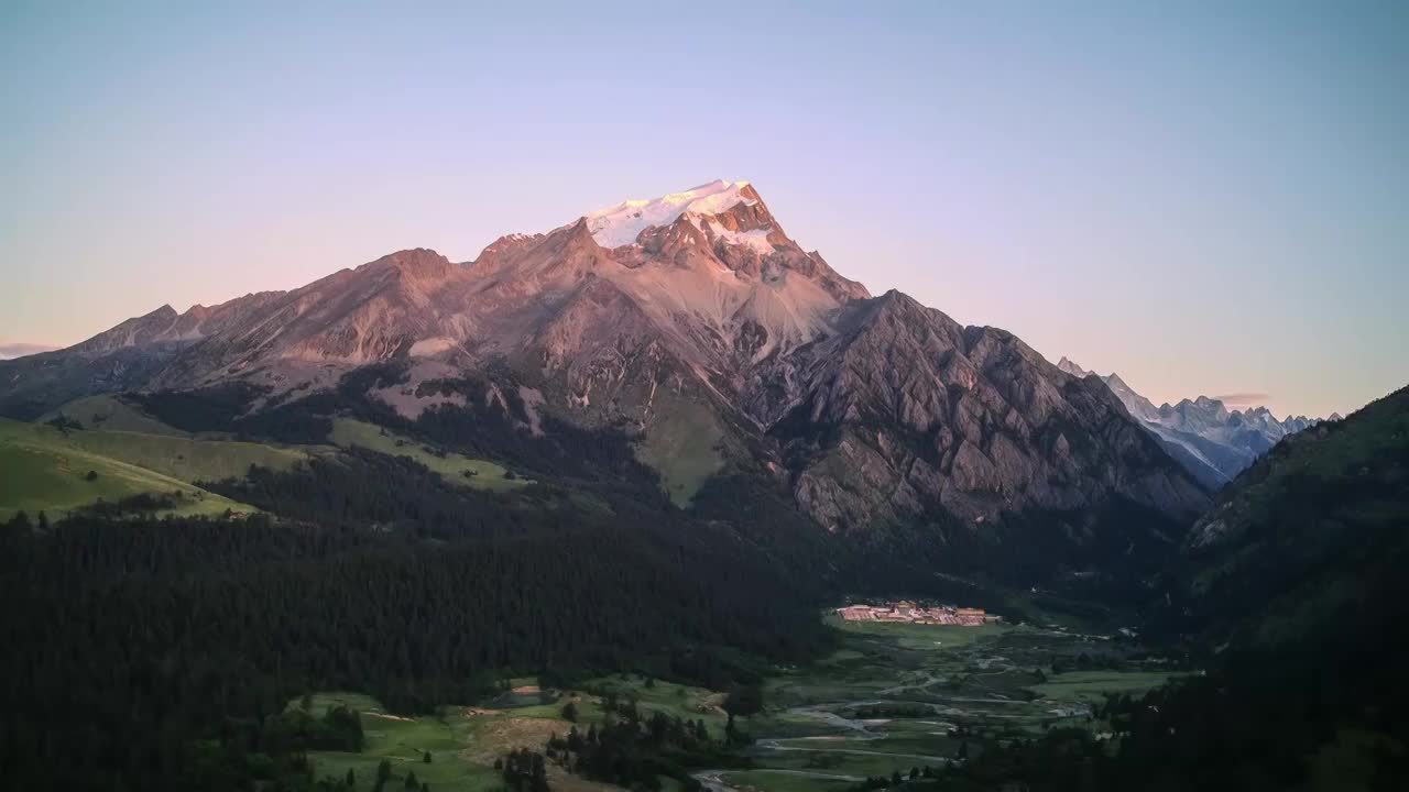 格聂神山与山下的冷古寺视频下载