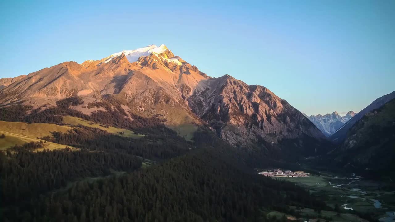 格聂神山与山下的冷古寺视频素材