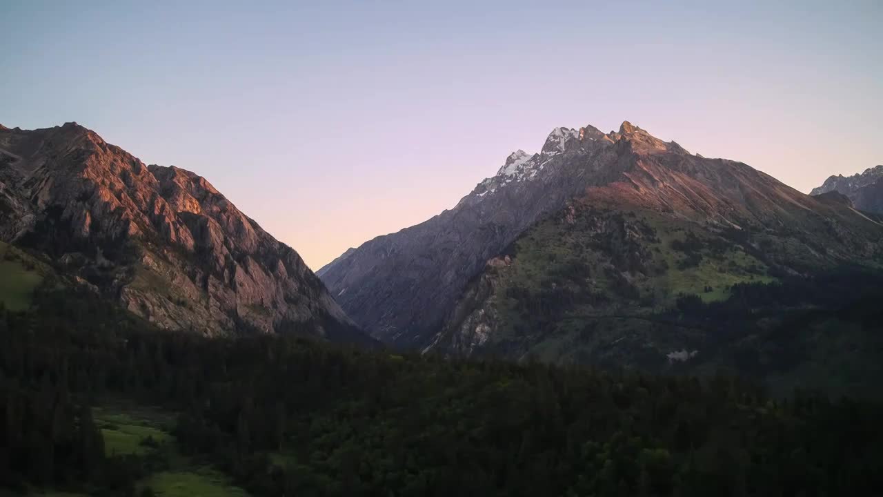 格聂神山的幽深峡谷视频素材