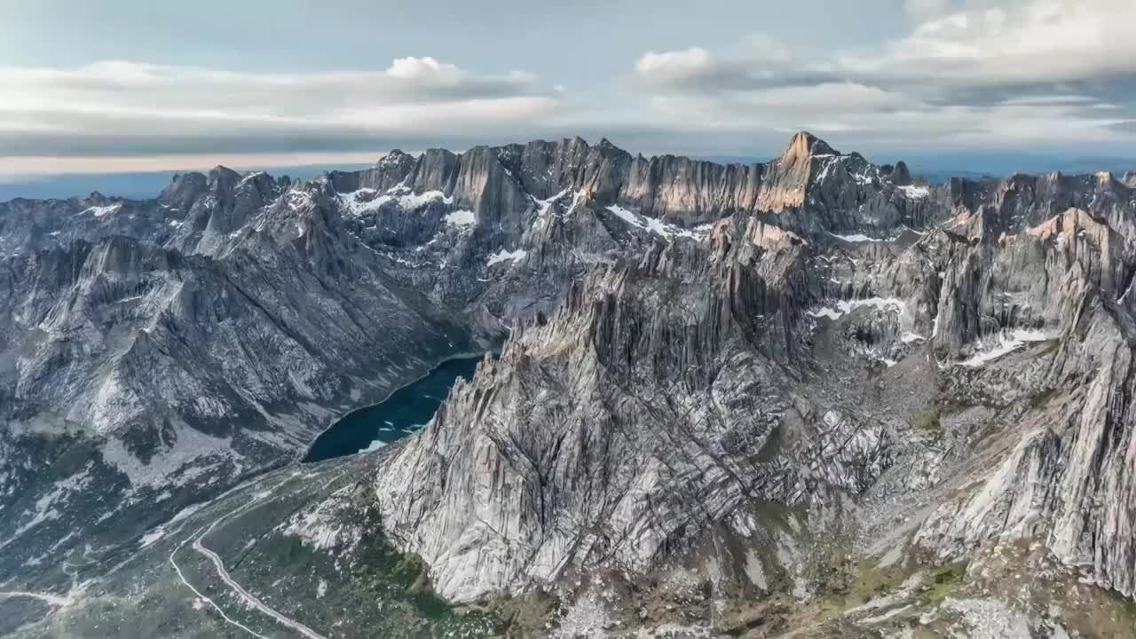 莲宝叶则的海子被石山包围视频素材