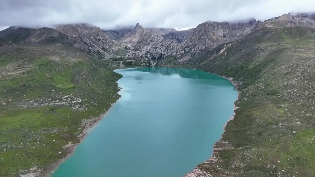 航拍四川甘孜巴塘海子山姊妹湖风光视频素材