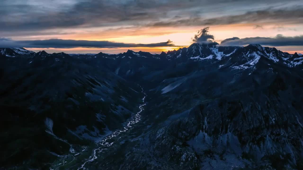 川西的雪山日出视频素材