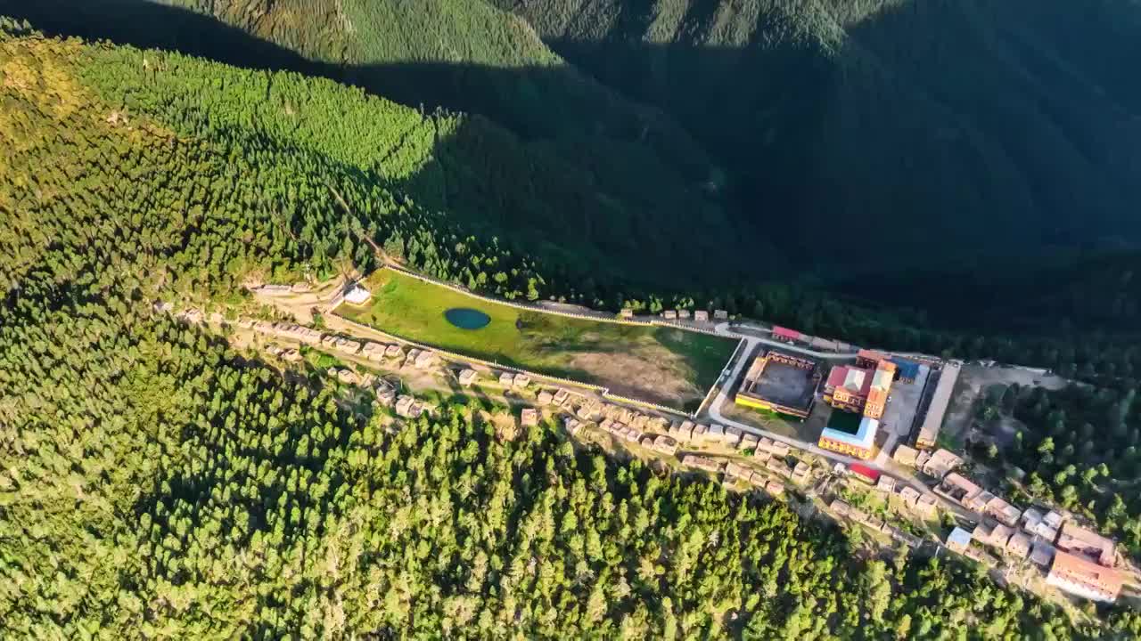 川西一座建在山脊上的寺庙视频素材