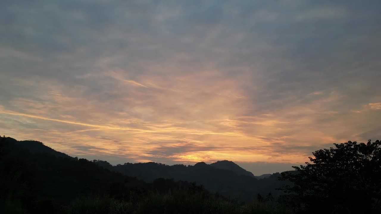 贵州黔西南望谟，日出东方时的美景。视频素材