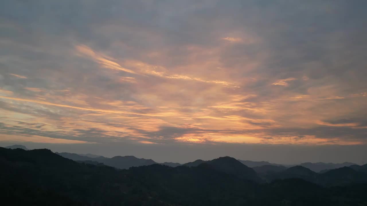 贵州黔西南望谟，日出东方时的美景。视频下载