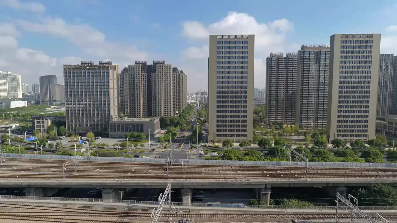 高铁穿梭城市视频素材