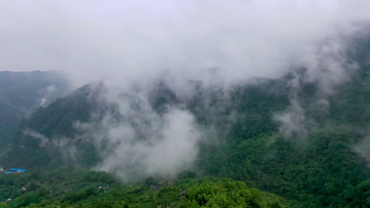 山村里的云雾缭绕视频素材