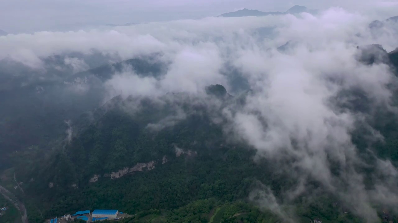 宜昌山村之上的云雾缭绕视频素材