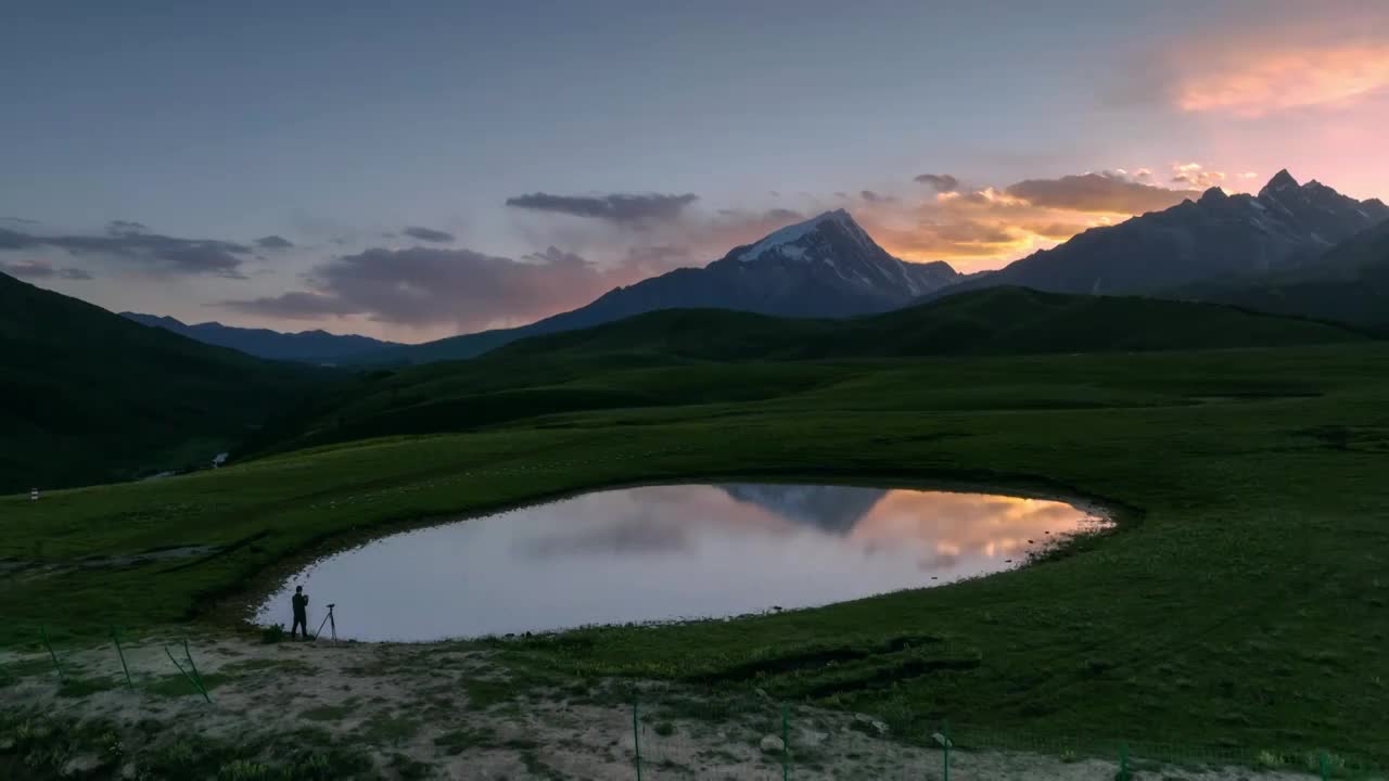 格聂神山的日落视频素材