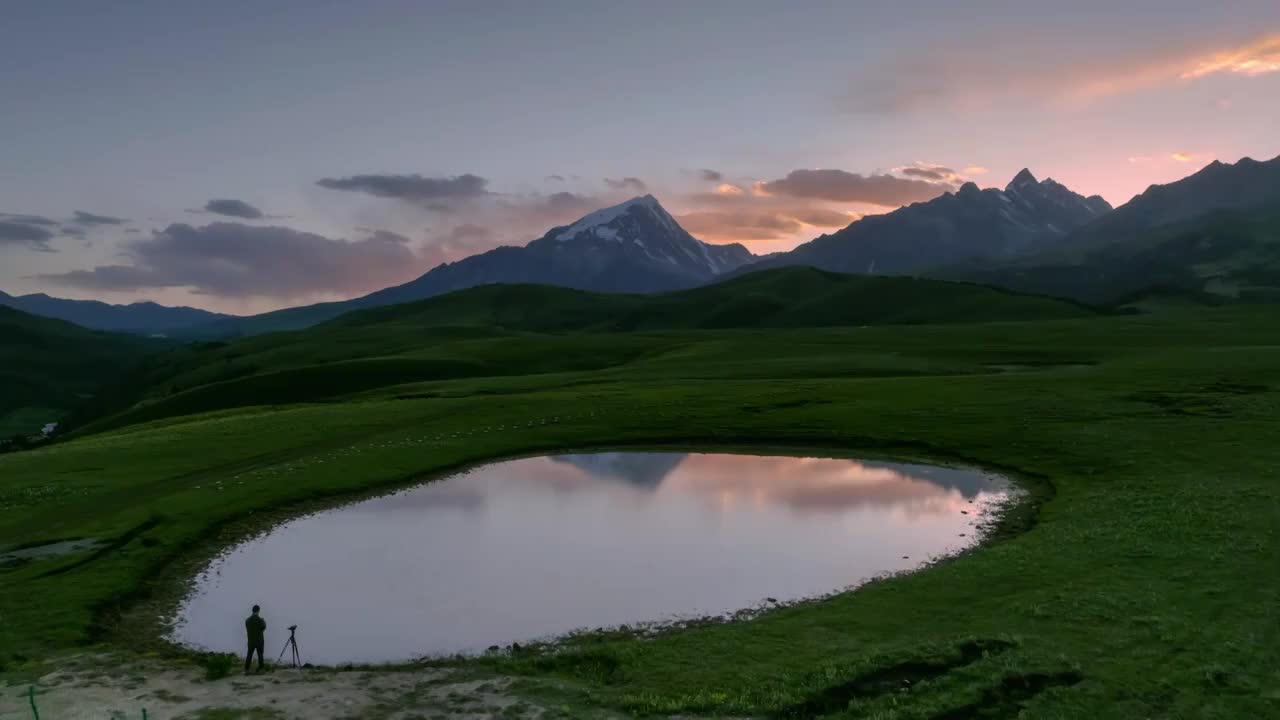 格聂神山的日落视频素材