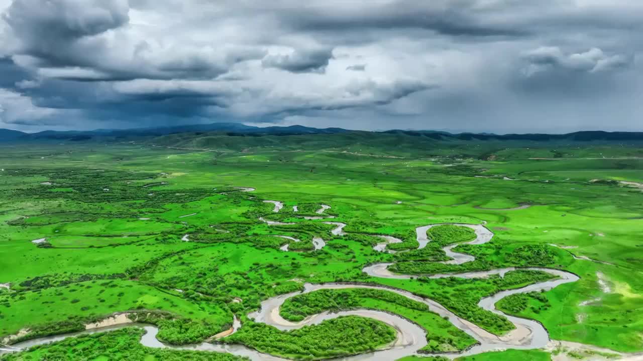 若尔盖的小河在湿地上游走视频素材