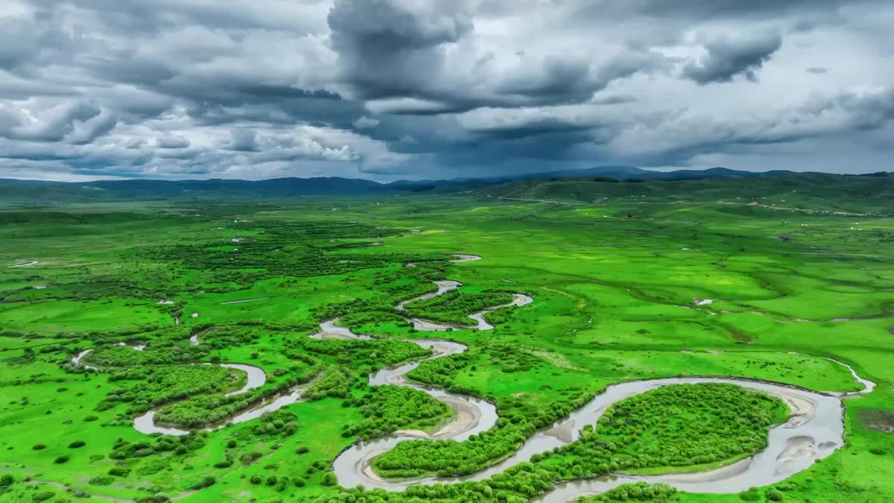 若尔盖的小河在湿地上游走视频素材