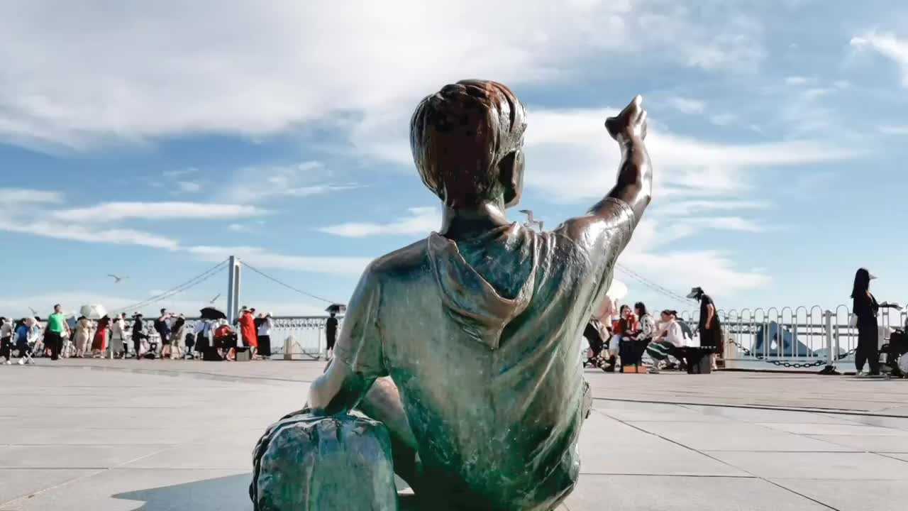 中国辽宁大连星海广场男生雕塑指向天空视频素材