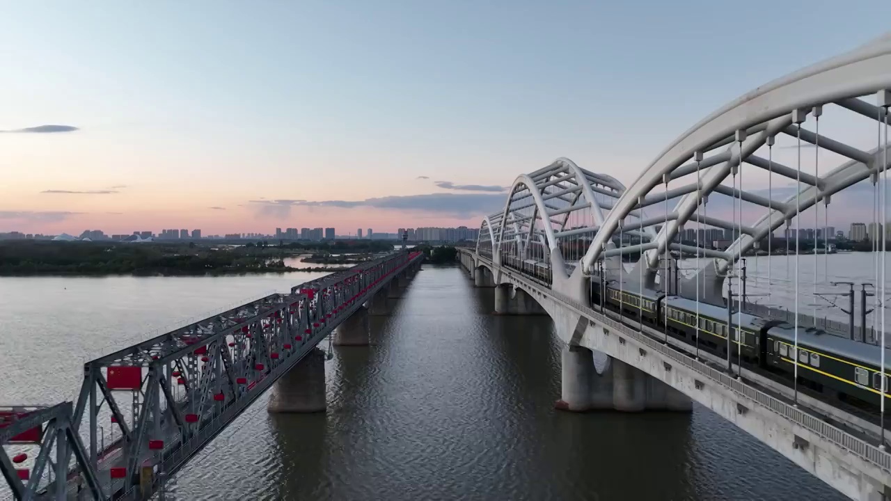 哈尔滨松花江铁路桥滨州铁路桥中东铁路日落火烧云航拍喜迎二十党政视频素材