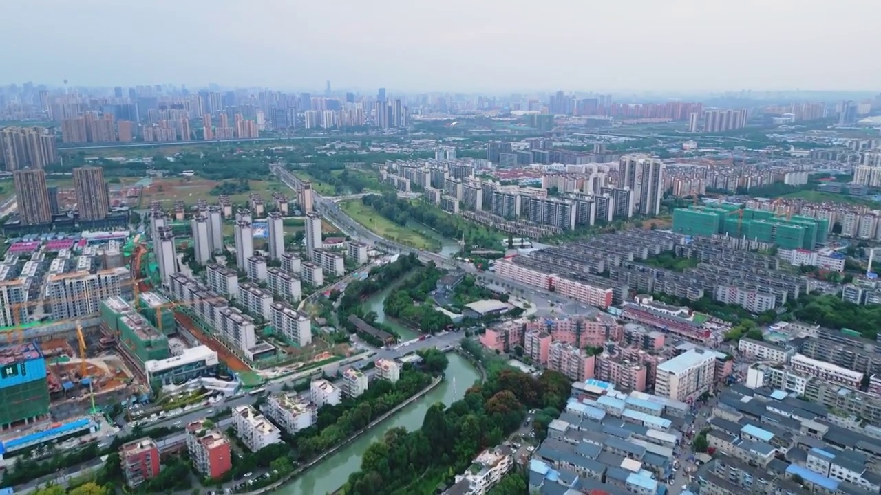 无人机视频鸟瞰四川成都龙泉青龙湖理工大学城市公园视频素材