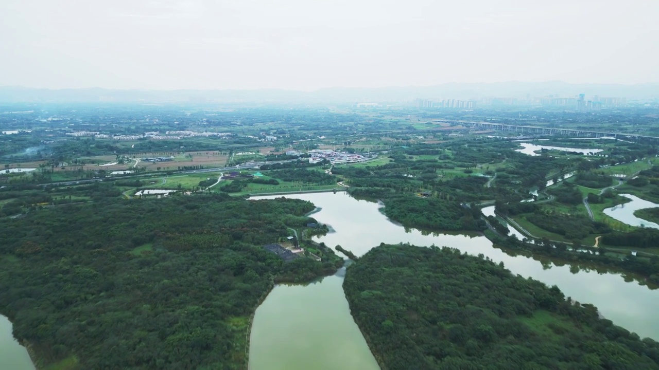 无人机视频鸟瞰四川成都龙泉青龙湖理工大学城市公园视频素材